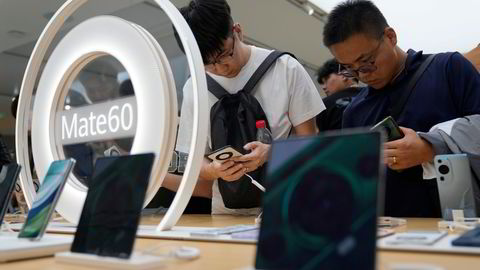 Det kinesiske teknologikonglomeratet Huawei, som har vært underlagt strenge, amerikanske sanksjoner i seks år, overrasket nylig med å lansere smarttelefonmodellen Mate 60, hvor den avanserte dataprosessoren skal være basert på kinesisk teknologi.