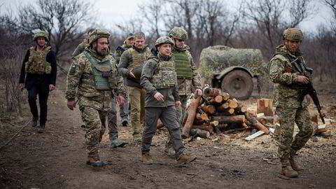 Ukrainas president Volodymyr Zelenskyj på besøk ved frontlinjen mot Russland i april. Den pågående styrkeoppbyggingen på russisk side er den andre på et halvt år.