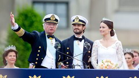 Kong Carl Gustaf (fra venstre) sammen med prins Carl Philip og prinsesse Sofia Hellqvist da paret giftet seg i 2015 foran folkemengden utenfor den svenske kongefamiliens offisielle residens. Hva heter slottet?