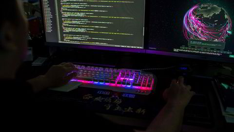 Illustrasjonsbilde fra aktivitetene til en kinesisk hackergruppe som overvåker globale cyberangrep fra en datamaskin på gruppens kontor i Dongguan, Kinas sørlige Guangdong-provins.