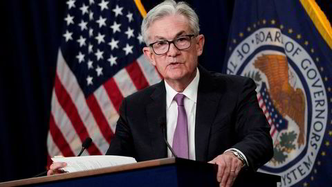 Federal Reserve-sjef Jerome Powell holder som ventet styringsrenten uendret på 5,25–5,50 prosent.