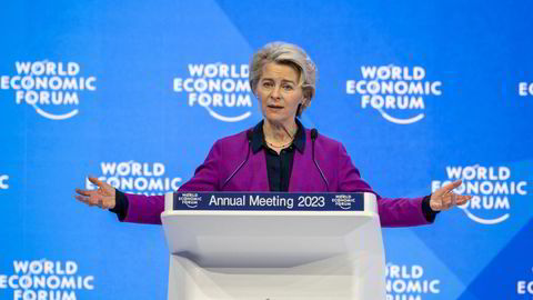 Europakommisjonenes president, Ursula von der Leyen, ga i Davos tirsdag noen pekepinner på hvordan EU skal svare på USAs gigantiske skattepakke som favoriserer amerikansk industri.