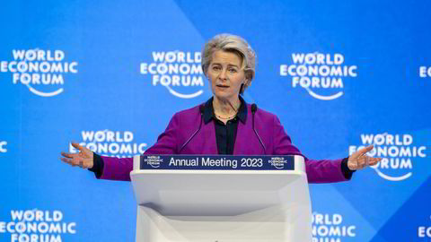 Europakommisjonenes president, Ursula von der Leyen, ga i Davos tirsdag noen pekepinner på hvordan EU skal svare på USAs gigantiske skattepakke som favoriserer amerikansk industri.