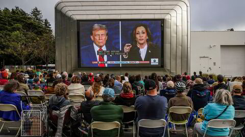 Folk sitter utenfor Berkeley Art Museum i Berkeley, California for å se på debatten mellom presidentkandidatene Donald Trump og  Kamala Harris.