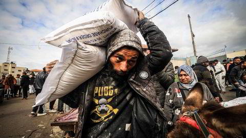 Palestinere mottar matvarehjelp fra UNRWA sør på Gaza-stripen.