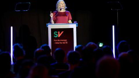 SV-leder Kirsti Bergstø gikk rett i strupen på milliardærer som flytter til Sveits. I sin tale til landsmøtet ba hun Kjell Inge Røkke ryke og reise.