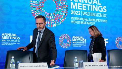 IMFs sjeføkonom Pierre-Olivier Gourinchas ankommer IMFs årlige møte om de økonomiske utsiktene fremover.