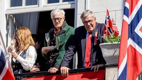 Stein Erik Hagen (til høyre) har samlet venner og familie på Grand Hotel i 40 år: – Det er jubileum, sier han. Harald Ramm står ved siden av Hagen.
