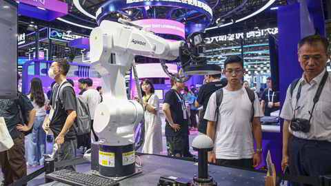 Internasjonale oppkjøpsfond skyr Kina. Antall transaksjoner, og verdien, har stupt. Årets største børsnotering i USA er utsatt. Her fra World Artificial Intelligence Conference (WAIC) i Shanghai i sommer,