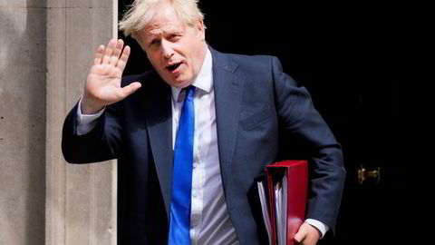 Statsminister Boris Johnson på vei ut av statsministerboligen i 10 Downing Street onsdag. Flere sittende statsråder i de britiske regjeringen ba onsdag kveld statsminister Boris Johnson om å gå av.