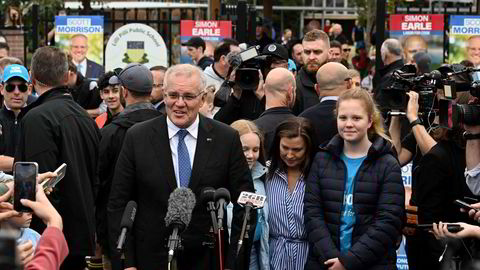 Statsminister Scott Morrison snakker med pressen sammen med sin kone Jenny og sine døtre etter at han gjorde sin borgerplikt i Sydney lørdag. Prognosene viser nærmest dødt løp i valget i Australia.