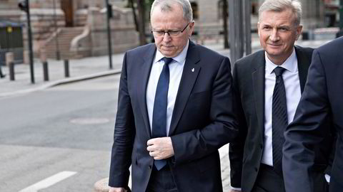 Tidligere konsernsjef Eldar Sætre (til venstre) og styreleder Jon Erik Reinhardsen i Equinor på vei inn i Olje- og energidepartementets kontorer i Akersgata i 2020. Da skulle de forklare seg om selskapets USA-investeringer.