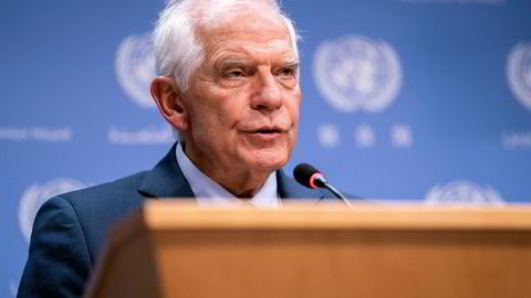 EUs utenrikssjef Joseph Borrell advarer om at verden er i ferd med å gå inn i en resesjon dersom sentralbankene fortsetter å heve styringsrenten. Her under en pressekonferanse onsdag 21. september ved FNs hovedkvarter.