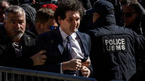 FTX-gründer Sam Bankman-Fried utenfor rettsbygningen i New York der han i fjor ble dømt til 25 års fengsel.