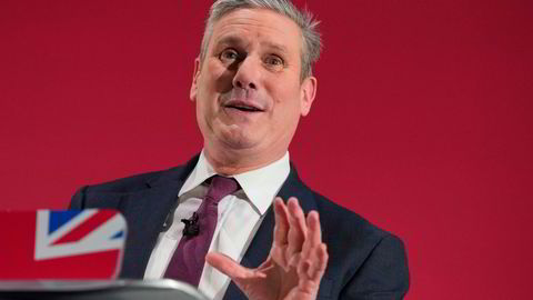 Keir Starmer taler til næringslivsledere i London. De – og velgerne – ser ut til å like at venstreradikale løfter skrinlegges.