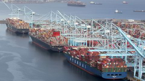 Det er kaos og kø ved containerhavnen Port of Long Beach-Port of Los Angeles i California. Cargotrafikken mellom Asia og USA er rekordhøy.