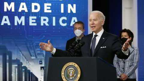 USA, Japan, Kina og EU ønsker å bli selvforsynt med databrikker. Det investeres rekordbeløp i nye fabrikker over hele verden. Her fra et toppmøte i Washington, DC i januar hvor president Joe Biden frontet et amerikansk forsøk på å produsere mer i USA med Intels toppsjef Patrick Gelsinger (i bakgrunnen) blant deltakerne.