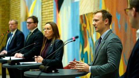 Marianne Sivertsen Næss (Ap) , Bård Ludvig Thorheim (H), Terje Halleland (Frp) og Aleksander Øren Heen (Sp) er blitt enige om utvinning av havbunnmineraler.