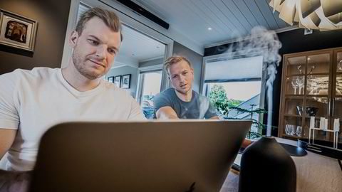 Daniel Børmark Hoftun og Tobias Nervik selger duftspredere og eteriske oljer i et nyoppstartet selskap fra 2020. Her hjemme hos far og tidligere RBK-spiller Erik Hoftun.