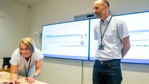 Forskningskonsulent Line Tveiten og prosjektleder Bjørn Anton Graff under presentasjonen av bruk av KI på Bærum sykehus. Kunstig intelligens skal være et supplerende verktøy for bildediagnostikk, legevakt og akuttmottak.