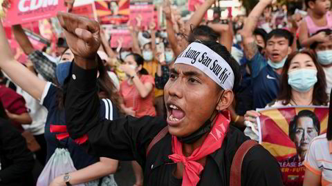 Mandag demonstrerte folk igjen i gatene i hovedstaden Yangon i Myanmar.