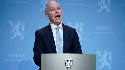 Finansminister Jan Tore Sanner presenterte fredag nye koronatiltak finansiert med oljepenger. Artikkelforfatteren skriver at handlingsregelen ble utformet i en tid da troen på budsjettregler var stor og tilliten til politikerne lav.