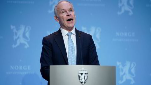 Finansminister Jan Tore Sanner presenterte fredag nye koronatiltak finansiert med oljepenger. Artikkelforfatteren skriver at handlingsregelen ble utformet i en tid da troen på budsjettregler var stor og tilliten til politikerne lav.