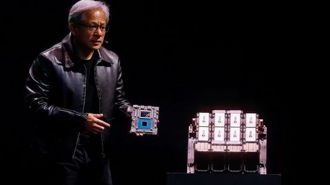 Nvidia er årets børsvinner i USA etter lanseringen av avanserte databrikker til bruk i kunstig intelligens. USA har innført eksportforbud til Kina. Konsernsjef Jensen Huang deltok på datamessen Computex i Taipei tidligere i år.