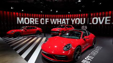 Porsche viser frem sine nyeste biler under en messe i Los Angeles, i november 2021. Her: Porsche-modellen 911 Targa 4 GTS.