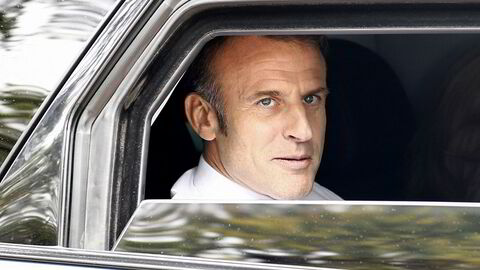 Frankrikes president Emmanuel Macron forlater valglokalene med bil etter å ha stemt i andre runde av parlamentsvalget på et valglokale i Le Touquet, Nord-Frankrike, 7. juli 2024.