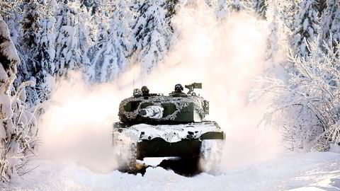 Leopard 2 A2 stridsvogn kjører i øvingsfeltet på Rena.