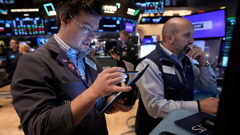 Traderne William Lovesick (fra venstre) og James Denaro på børsgulvet hos New York Stock Exchange.