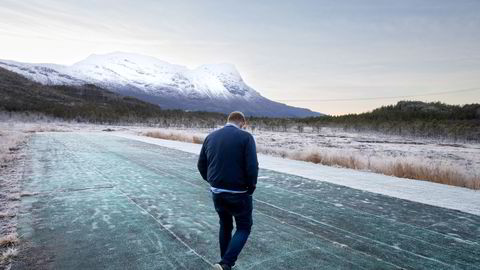 Høyspentledningen henger lavt over myra der Marius Larsen og Narvik batteri vil bygge batterifabrikk. Så langt er det bare den lokale modellflyklubben som har landingsstripe her.