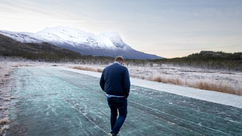 Høyspentledningen henger lavt over myra der Marius Larsen og Narvik batteri vil bygge batterifabrikk. Så langt er det bare den lokale modellflyklubben som har landingsstripe her.