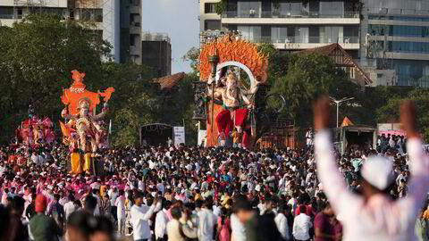 Det er høy aktivitet i den indiske økonomien. Det ventes å fortsette med en vekst på syv prosent i 2024 og 2025. Her fra Ganesh Chaturthi-festivalen i Mumbai, hvor Hindu-guden Ganesh, som representerer velstand, ble feiret.