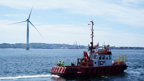 Equinor skal nedprioritere auksjoner om havvind fremover. Det gjør det enda mindre sannsynlig at selskapet når fornybarmålet sitt for 2030, mener analytikere. Bildet viser en av de flytende vindturbinene som skal installeres i Nordsjøen på Equinors Hywind Tampen-prosjekt.