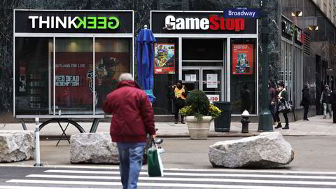 Aksjekursen på Gamestop har steget med over 700 prosent på to uker. Hobby-investorer har påført profesjonelle investorer tap på flere titall milliarder kroner.