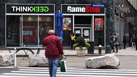 Aksjekursen på Gamestop har steget med over 700 prosent på to uker. Hobby-investorer har påført profesjonelle investorer tap på flere titall milliarder kroner.