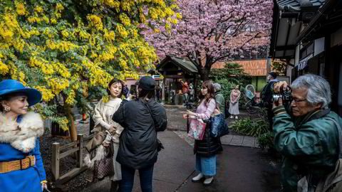 Våren har kommet til Tokyo og folk flokker ut for å ta bilder. Sentralbanken forbereder en normalisering av pengepolitikken og den første renteøkningen siden 2007.