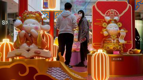 Kina gjør seg klar til å ønske harens år velkommen. Den er kjent for å sette pris på fred og ro, er veloppdratt og bringer med seg velstand. Her fra en utstilling ved et kjøpesenter i Beijing.