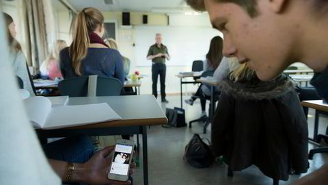 Mye står på spill, når barn og ungdom i utvikling så massivt utsettes for verdens ledende teknologer som vil påvirke både adferd og valg. Da må debatten strekke seg lengre enn et mobilforbud.