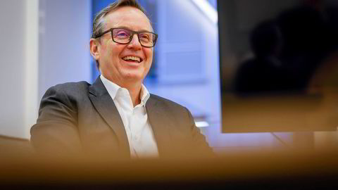 Sjef for Danske Ba i Norge, Erlend Angelfoss, lekker boliglånskunder før flyttingen av kundene til Nordea på slutten av året.