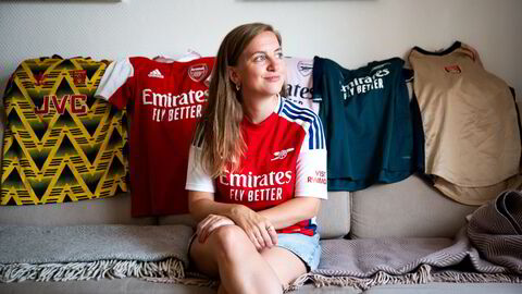 Therese Togstad Berg samler på Arsenal-drakter, og har godt over 50 stykker. I fjor var hun åtte ganger i England for å se favorittlaget spille.