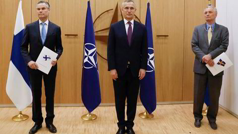 Natos generalsekretær Jens Stoltenberg flankert av Finlands Nato-ambassadør Klaus Korhonen (t.v.) og den svenske Nato-ambassadøren Axel Wernhoff. Ambassadørene overleverte sine respektive Nato-søknader under en enkel seremoni i Brussel onsdag.