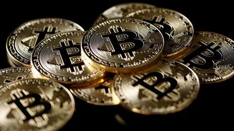 Verdien av kryptovalutaene bitcoin og ethereum falt kraftig fredag. Verdifallet for begge er på over 40 prosent siden toppen i november i fjor.