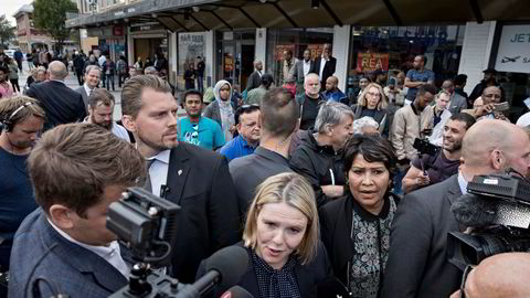 Slik så det ut da daværende innvandringsminister Sylvi Listhaug satte Rinkeby på hode i august 2017. Etter dette måtte Ap kaste om på sin valgstrategi om å ikke snakke om innvandring. Under årets valgkamp er Aps plan å ikke bite på provokasjoner fra Listhaug.