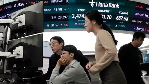 Det er nervøsitet ved Asia-børsene før helgen. I Sør-Korea vil det gjøres et nytt forsøk på lørdag på å stille presidenten for riksrett . Her fra KEB Hana Bank i Seoul fredag formiddag.