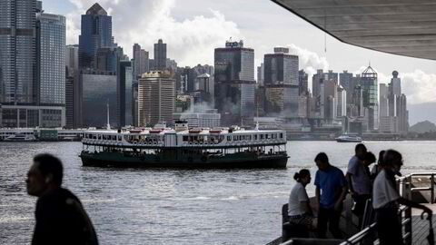 Hang Seng-indeksen ved Hongkong-børsen leder nedgangen i Asia ved inngangen til en ny uke med et fall på 1,4 prosent. Svakere enn ventet økonomisk aktivitet i Kina tynger. Her fra Victoria Harbour i Hong Kong.