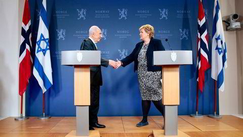 Statsminister Erna Solberg forteller at hun takket Peres for hjelpen da han kom på statsbesøk i mai 2014.