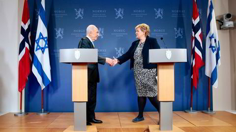 Statsminister Erna Solberg forteller at hun takket Peres for hjelpen da han kom på statsbesøk i mai 2014.